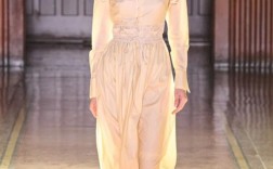 夏季女装表演，如何演绎清凉与时尚？