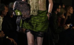 圣罗兰2025春夏女装，如何演绎新摩登？