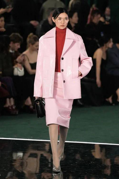 Gucci 2025秋冬女装,如何诠释新季美学?-图1 Gucci 2025秋冬女装,如何诠释新季美学?-图1