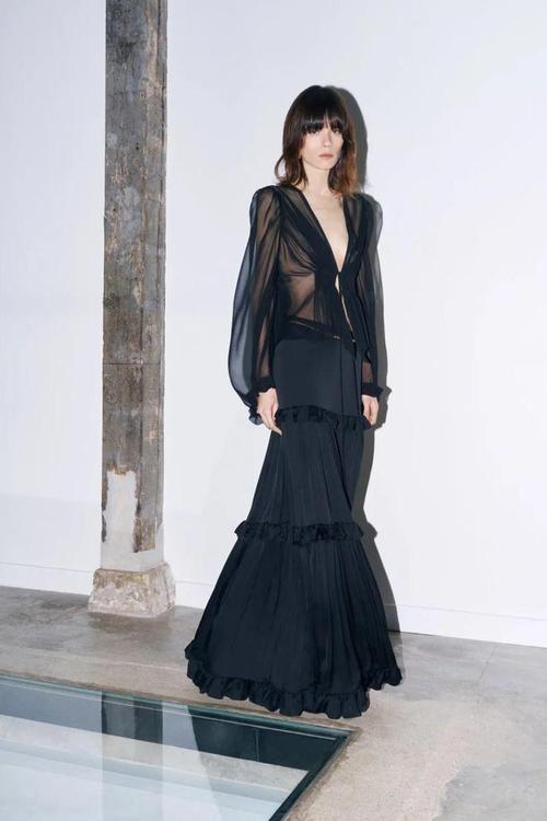 YSL 2025春夏女装如何颠覆传统？-图3