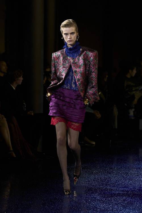 YSL 2025春夏女装如何颠覆传统？-图2