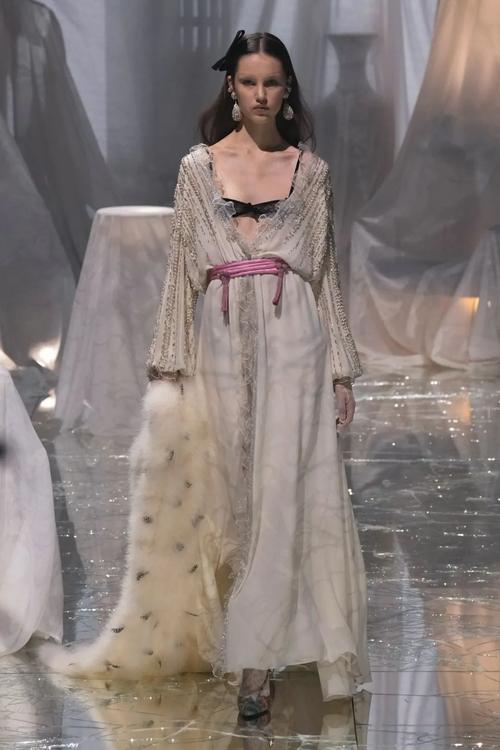 Valentino女装定位是轻奢还是奢侈？-图2