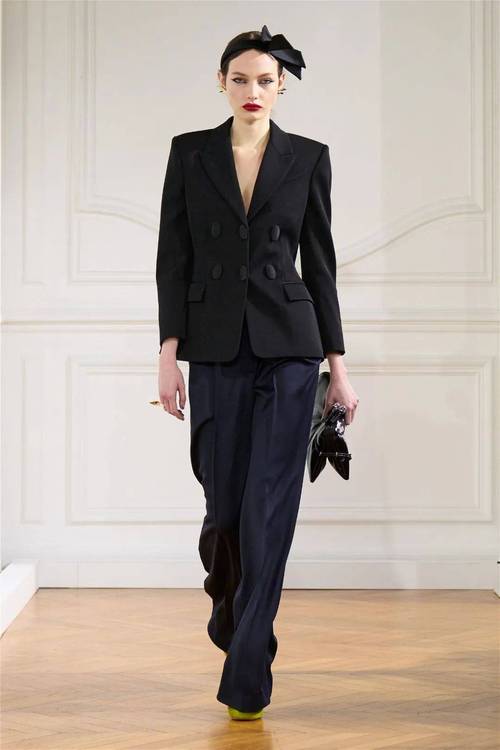 纪梵希女装,经典与摩幻如何交融?-图2 纪梵希女装,经典与摩幻如何交融?-图2