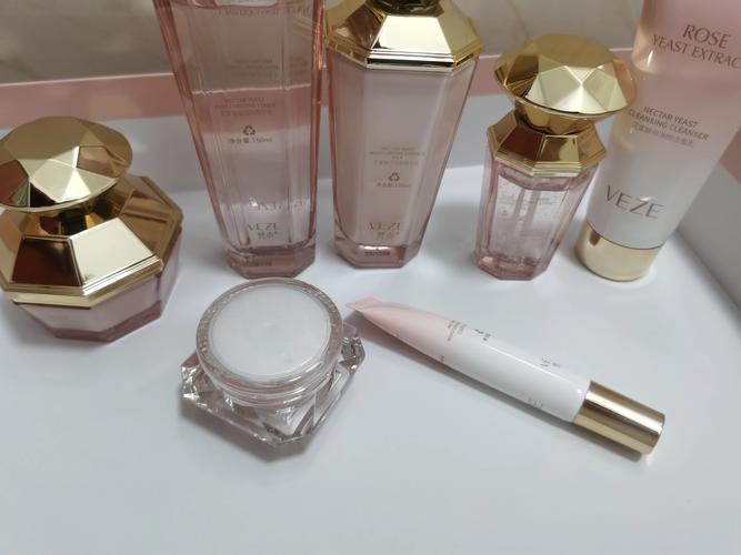 17岁女生护肤品怎么选？基础保湿还是功效款？-图2