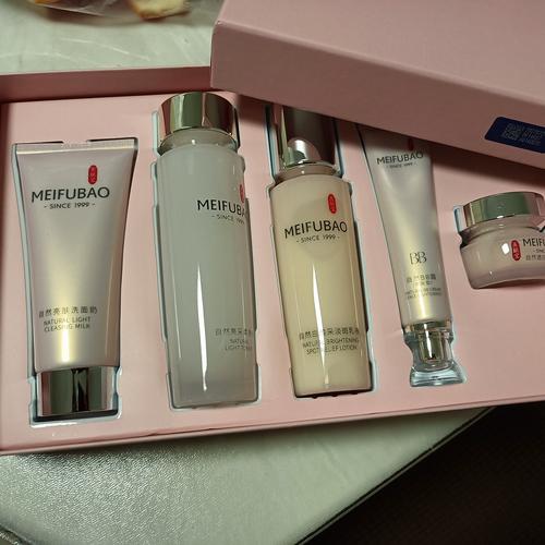 30+女性护肤品怎么选？抗初老还是保湿？-图2