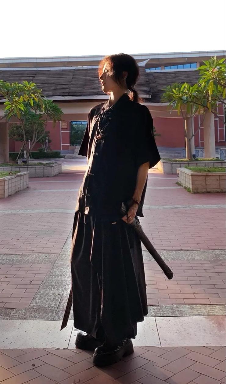 留长发穿女装的男孩，为何引发关注？-图2