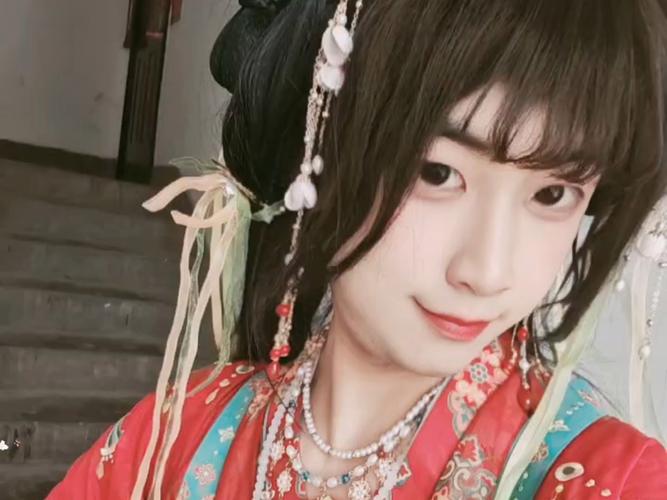 留长发穿女装的男孩，为何引发关注？-图1