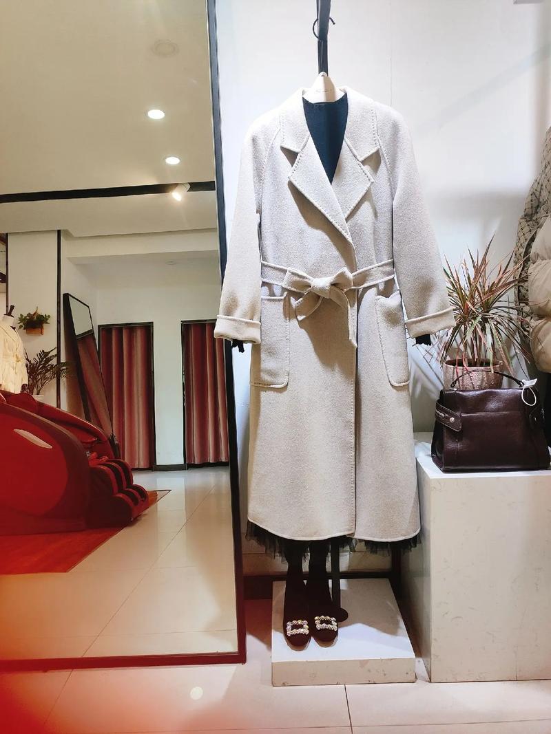 华丹尼2025秋女装，主打什么风格？-图2