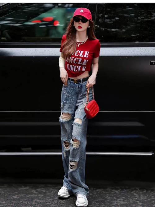 黑色破洞牛仔裤怎么搭显瘦又时髦?-图1 黑色破洞牛仔裤怎么搭显瘦又时髦?-图1