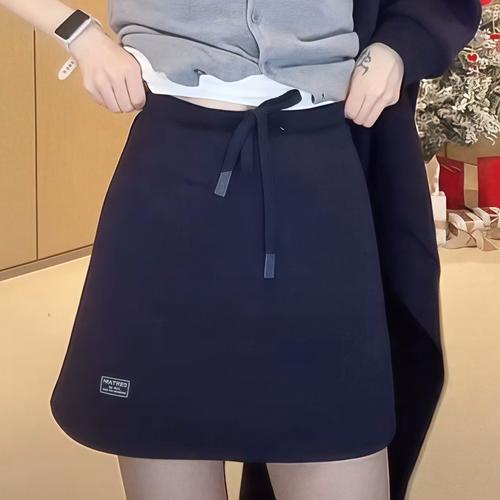 2025短裙流行趋势，这些元素为何成主流？-图3