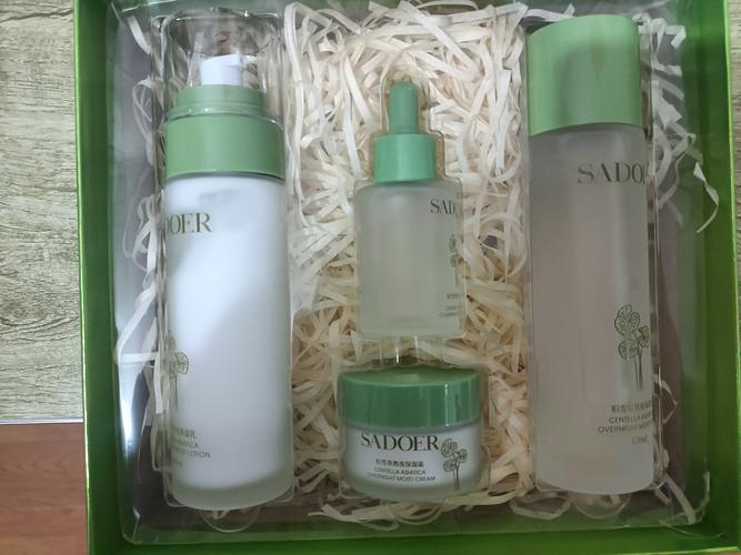 毛孔粗大该选啥护肤品？-图2