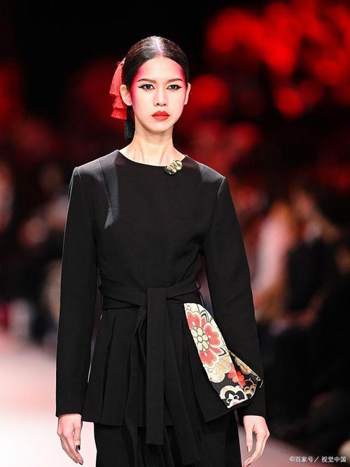 黑色浮夸女装是哪种风格？-图2