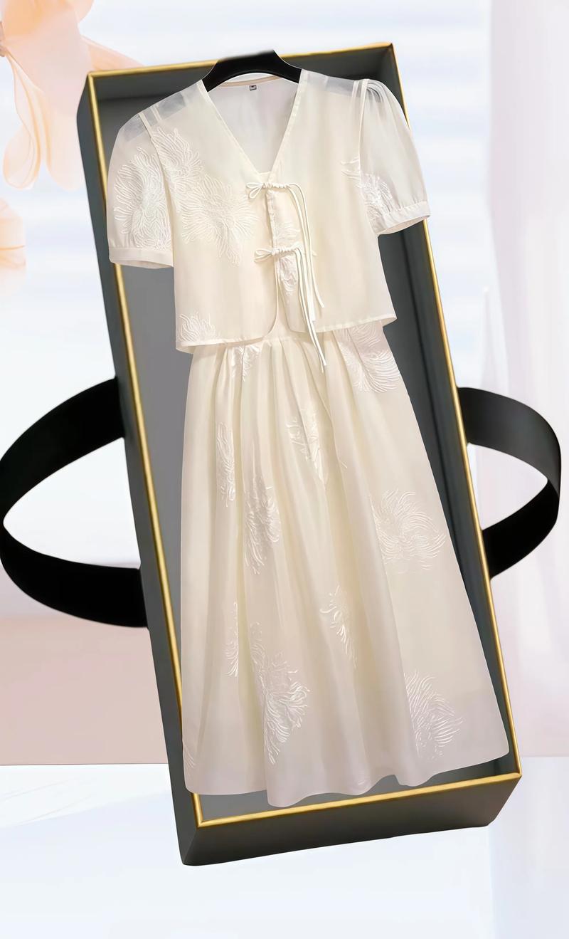 嘎嘎女装2025连衣裙有何设计亮点？-图2