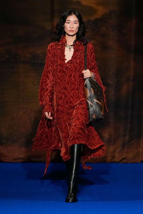 巴宝莉2025秋冬女装如何演绎经典与创新?-图1 巴宝莉2025秋冬女装如何演绎经典与创新?-图1