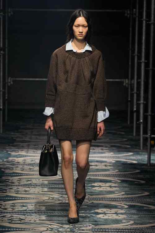 普拉达2025新款女装，设计灵感从何而来？-图2