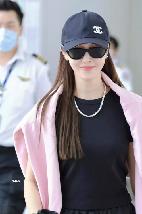 明星黑短袖怎么搭出高级感？-图2