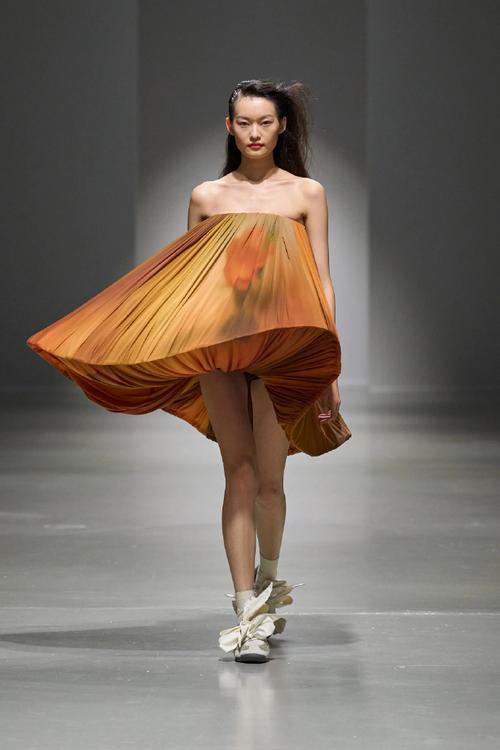 2025春夏女装秀，演绎何种新风尚？-图3