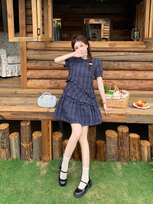 2025学院风女装街拍,如何穿出青春感与个性?-图3 2025学院风女装街拍,如何穿出青春感与个性?-图3