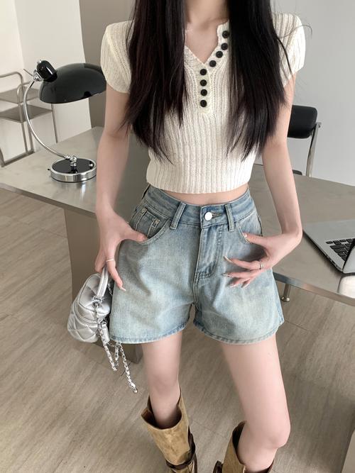 牛仔短裤怎么搭好看？-图2