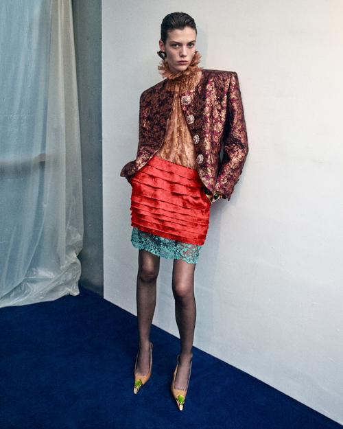 圣罗兰2025春夏女装，如何演绎新摩登？-图2