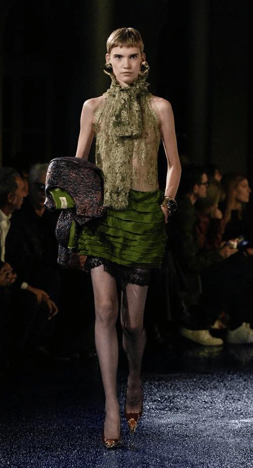 圣罗兰2025春夏女装，如何演绎新摩登？-图1