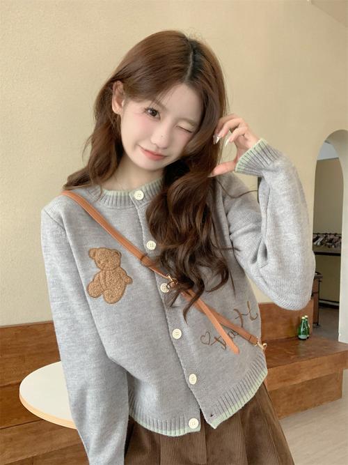 2025春装新款潮,女装流行趋势如何?-图2 2025春装新款潮,女装流行趋势如何?-图2