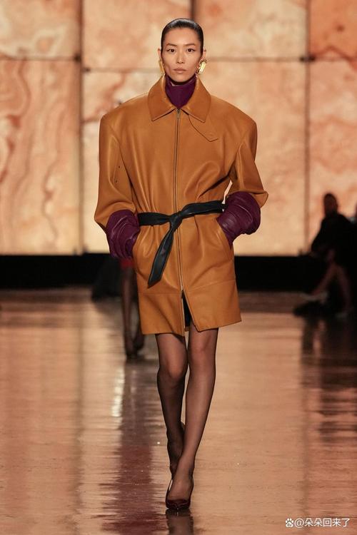 圣罗兰2025秋冬女装,如何定义新女性力量?-图1 圣罗兰2025秋冬女装,如何定义新女性力量?-图1