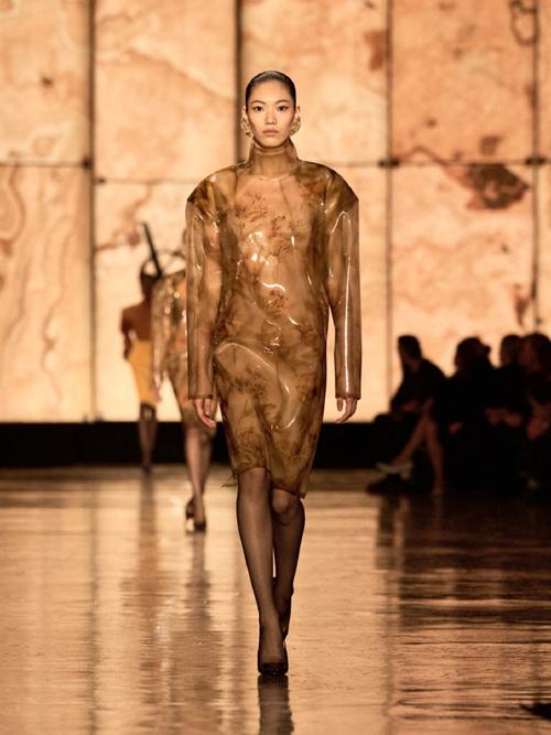 圣罗兰2025秋冬女装,如何定义新女性力量?-图3 圣罗兰2025秋冬女装,如何定义新女性力量?-图3