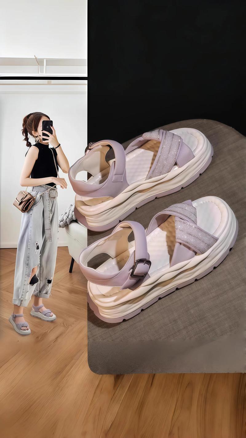 2025款女装休闲凉鞋，新款设计有什么不同？-图1