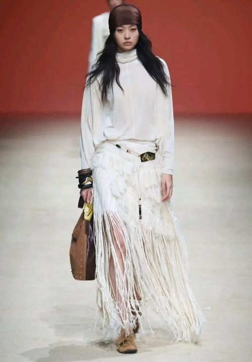 2025冬女装怎么搭才时髦又保暖？-图3