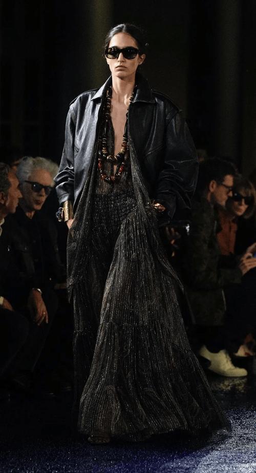 圣罗兰2025春夏女装,藏着哪些惊喜?-图2 圣罗兰2025春夏女装,藏着哪些惊喜?-图2