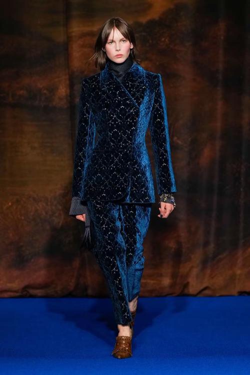 2025伦敦秋冬女装秀,将带来哪些新风尚?-图1 2025伦敦秋冬女装秀,将带来哪些新风尚?-图1