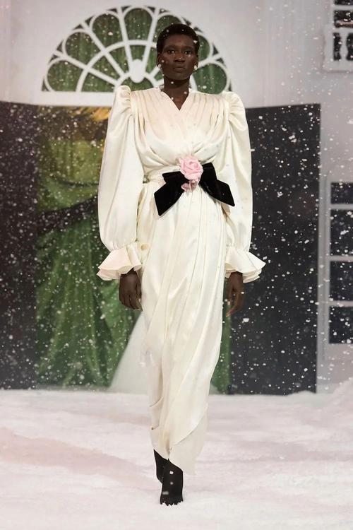 2025伦敦秋冬女装秀,将带来哪些新风尚?-图3 2025伦敦秋冬女装秀,将带来哪些新风尚?-图3