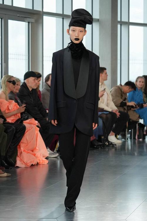 2025伦敦秋冬女装秀,将带来哪些新风尚?-图2 2025伦敦秋冬女装秀,将带来哪些新风尚?-图2