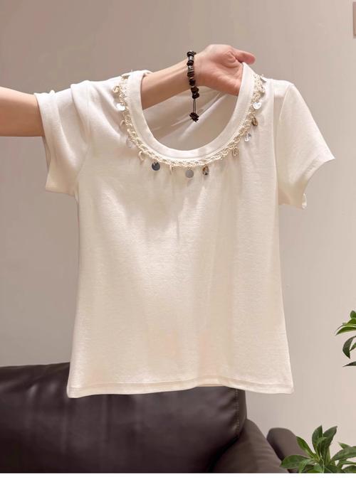 2025女装短袖T恤有哪些流行新趋势？-图1