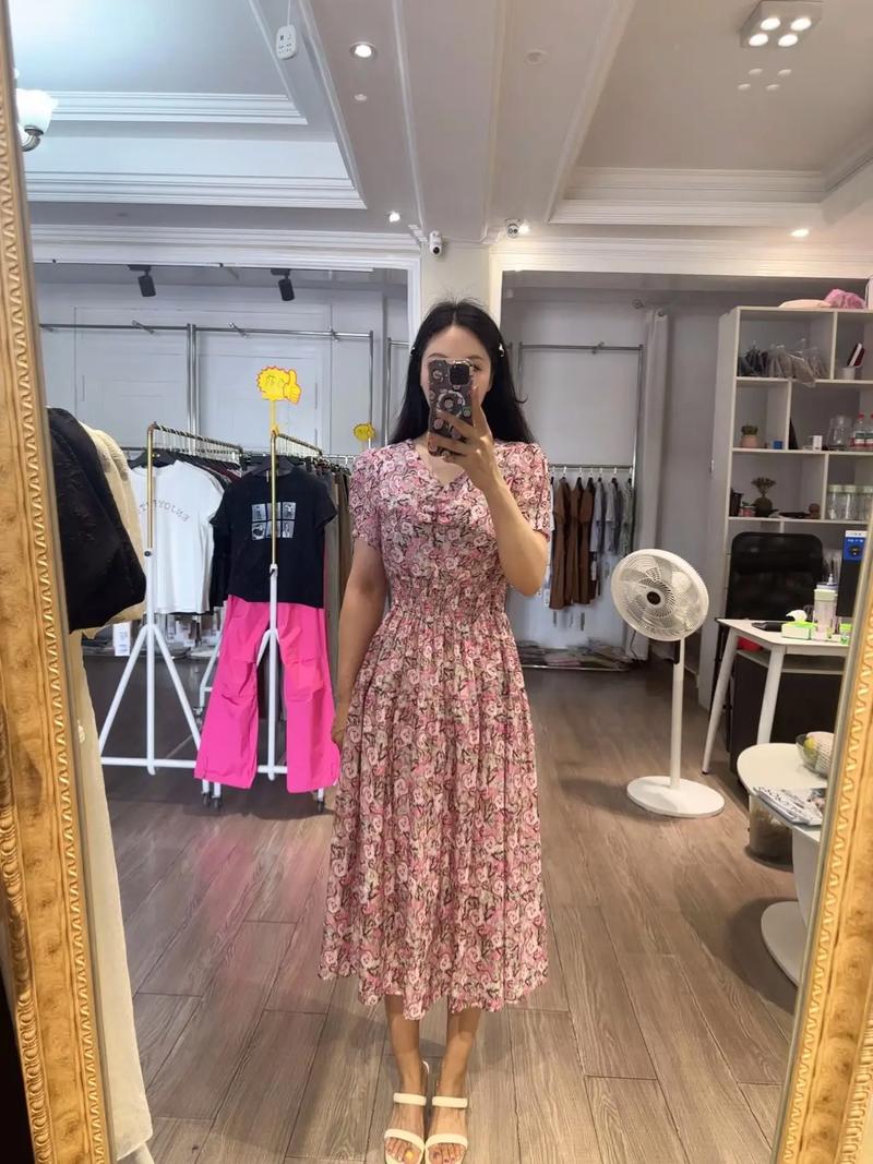 千百惠女装2025新款-图3