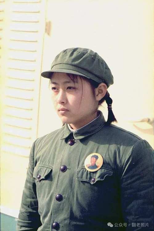 70年代女装风格有哪些经典元素？-图3