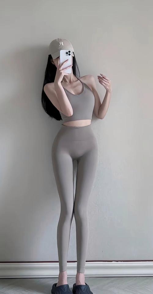 紧身衣美女图片为何让人尴尬?-图2 紧身衣美女图片为何让人尴尬?-图2