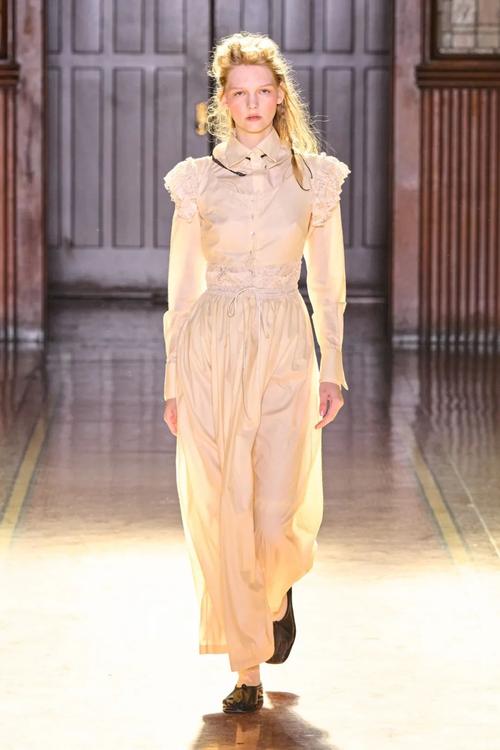 夏季女装表演，如何演绎清凉与时尚？-图1