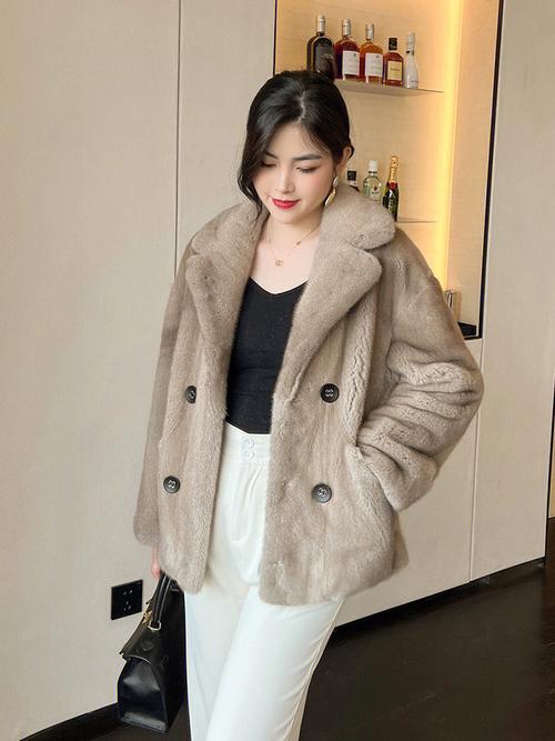 哪些女装皮草品牌值得入手?-图2 哪些女装皮草品牌值得入手?-图2