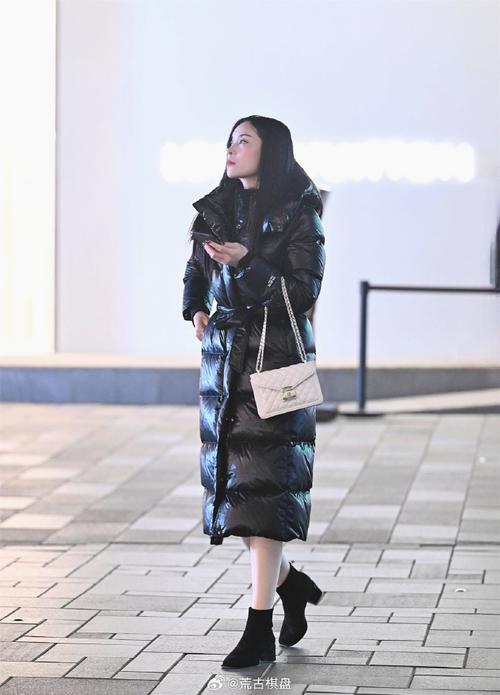冬季中国女装街拍,如何穿出时髦与温度?-图2 冬季中国女装街拍,如何穿出时髦与温度?-图2