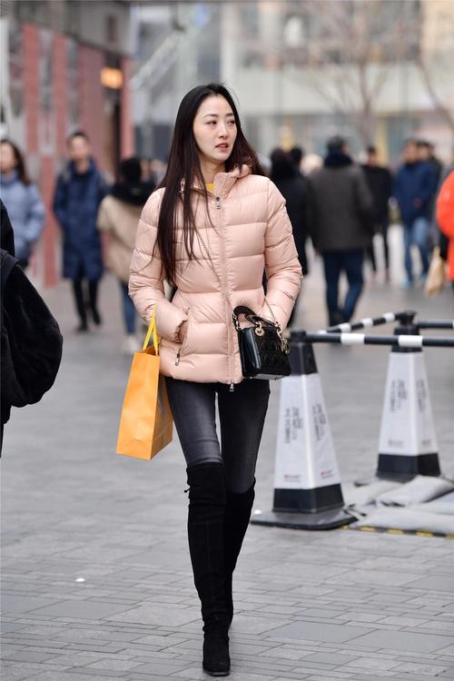 冬季中国女装街拍,如何穿出时髦与温度?-图1 冬季中国女装街拍,如何穿出时髦与温度?-图1