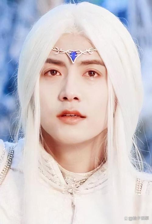 男明星女装图片,为何引人关注?-图2 男明星女装图片,为何引人关注?-图2