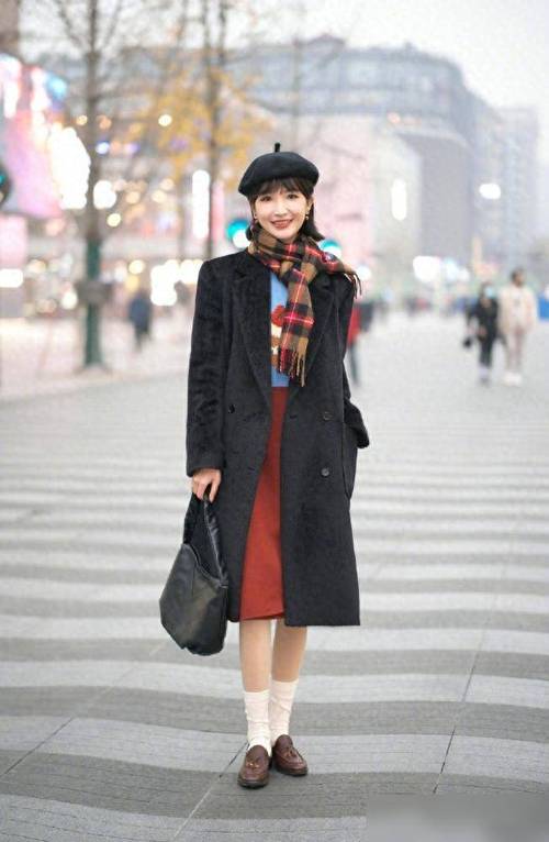 冬季女装街拍太美了，究竟怎么穿才能既保暖又时髦？-图2