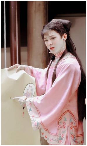 各种明星穿女装的相片-图1