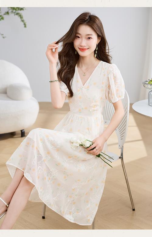 夏季带领中连衣裙怎么选更显瘦？-图2