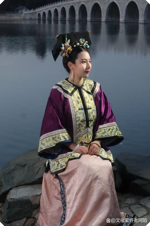 清代女装袖缘何短小?-图3 清代女装袖缘何短小?-图3