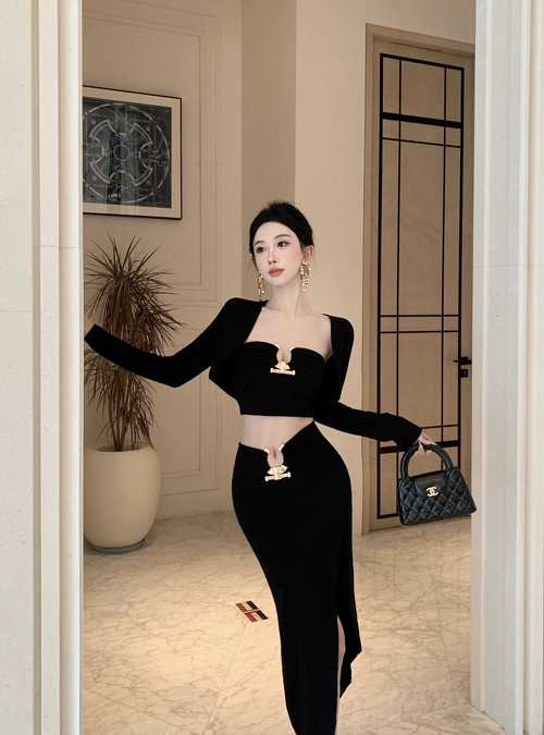 商务露锁骨，得体还是越界？-图1