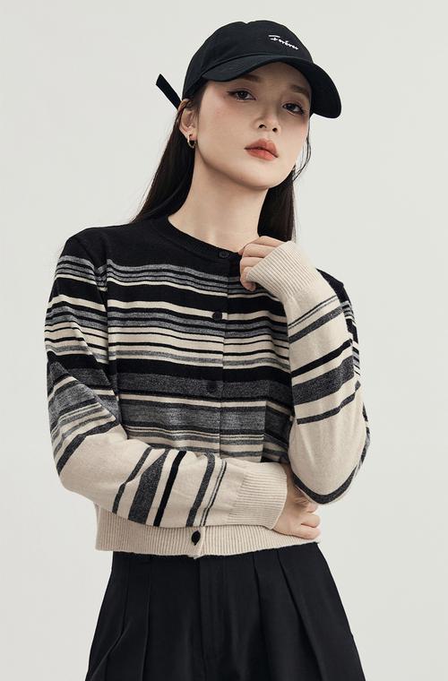 2025女装针织上衣，有哪些流行新设计？-图1