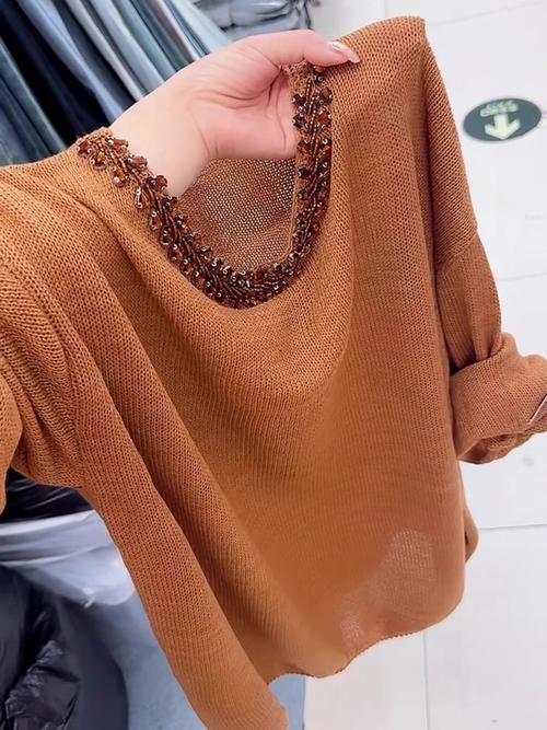 2025女装针织上衣，有哪些流行新设计？-图2